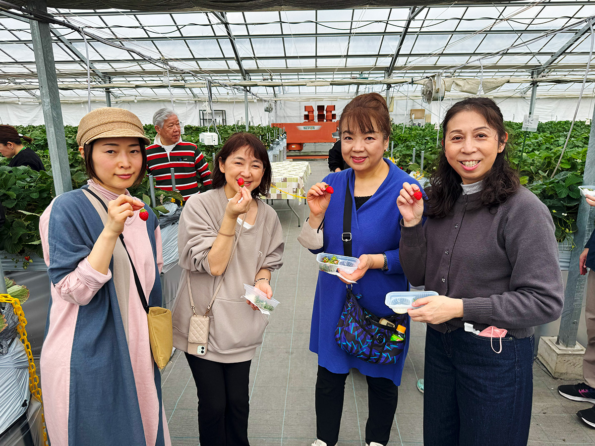 ４人